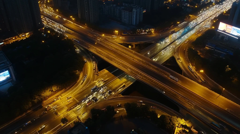 城市立交夜景俯瞰车水马龙灯光璀璨