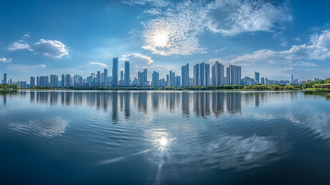 城市湖畔边林立高楼的全景倒影风光