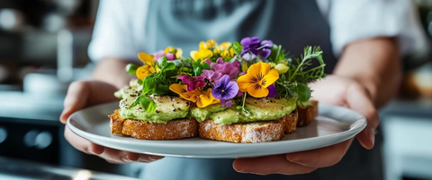 厨师展示精致菜肴