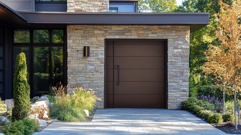 棕色面板门与卷帘门