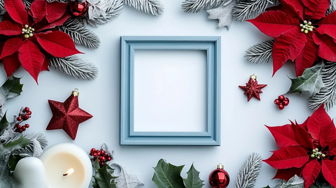 白蜡烛与红一品红节日装饰