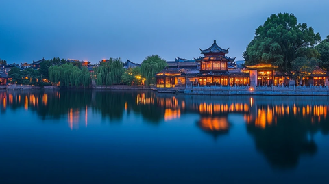 夜色下的湖畔古建筑