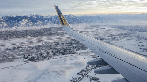 飞机低飞雪山准备降落