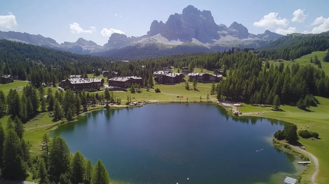 多洛米蒂山脉湖泊与山峰