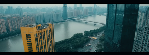 雾中河畔城市景