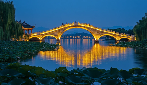 夜景中的古桥倒影尽显中式建筑之美