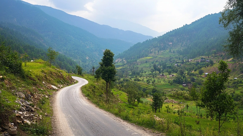 蜿蜒山路穿山行