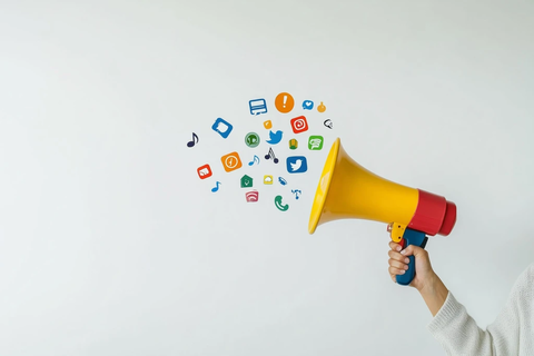 手持喇叭与社交媒体图标
