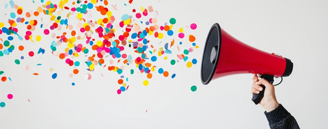 手持扩音器与彩色纸屑