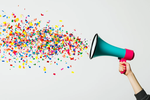 手持扩音器喷出彩色纸屑