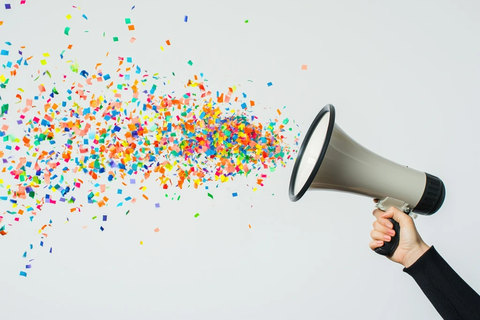 手持扩音器与彩色纸屑