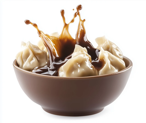 中式饺子配棕色酱汁