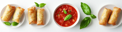 春卷配番茄酱和罗勒叶