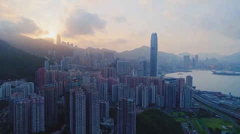 夕阳下的都市天际线