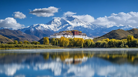 湖光山色中的布达拉宫