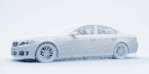 泡沫覆盖的汽车