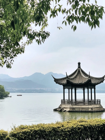 水上中式亭子与远山相映的美景
