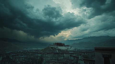 乌云下的布达拉宫