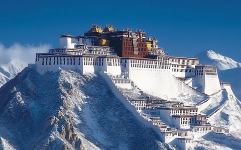 蓝天雪山下的布达拉宫