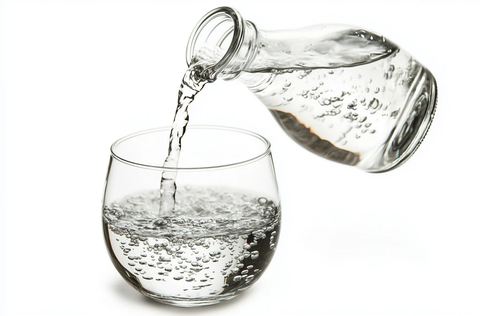 玻璃杯倒水