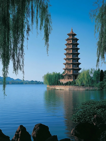 湖畔古塔全景湖水映衬古韵悠悠