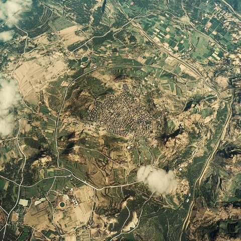 俯瞰村庄与田野