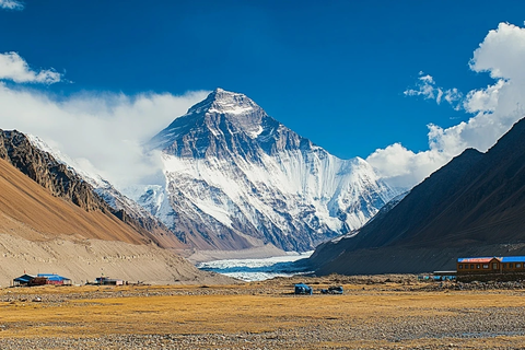 巍峨雪山下的营地