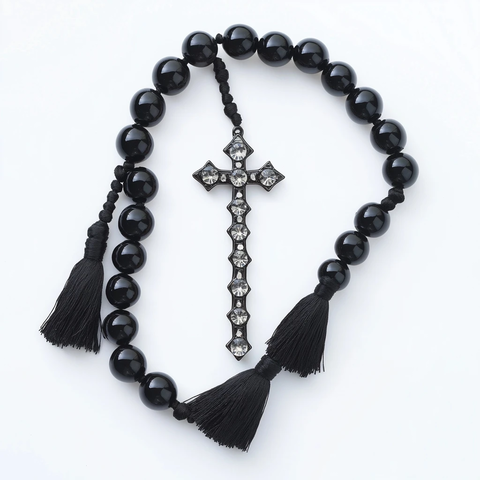 黑色念珠白背景