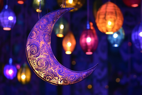 新月形灯笼与彩色挂灯