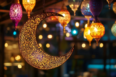 新月形灯笼与彩色挂灯