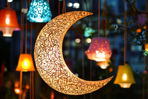 新月形灯笼与多彩挂灯