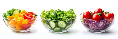 玻璃碗装新鲜蔬菜沙拉