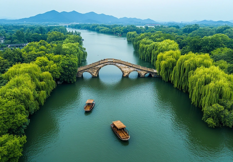 石桥横跨绿水小船摇曳于繁茂树林间