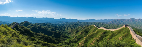 长城蜿蜒于山间