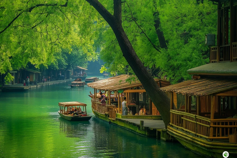 绿树成荫的水边特色木屋与小船景象