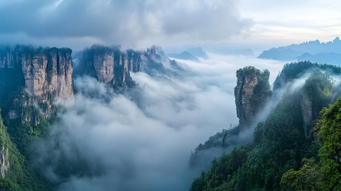 云雾缭绕的山峰