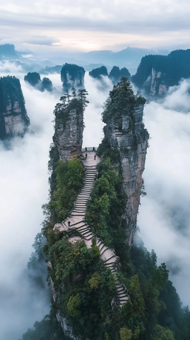 云雾缭绕的山峰