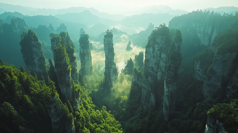 石柱耸立山溪流