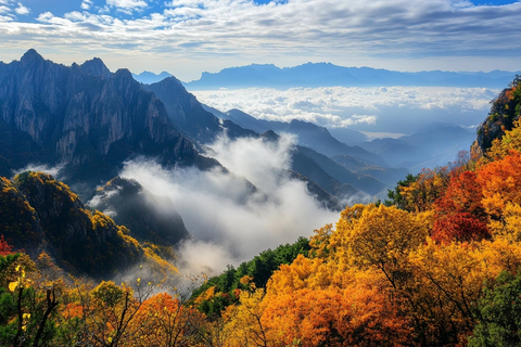 云雾缭绕山峰秋色