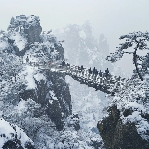 游客雪中行走黄山