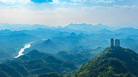 远山河流蓝天白云近楼高塔