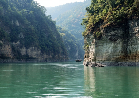 长江绿水小舟漂