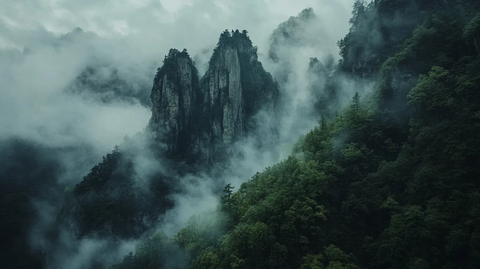 云雾缭绕的山峰