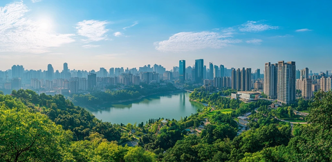 城市中湖水环绕绿树成荫的优美景致