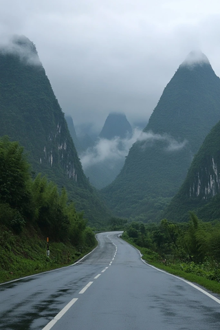云雾缭绕的高山