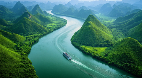 漓江游船与青山