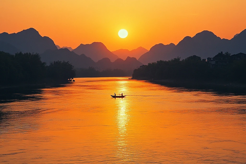 夕阳余晖映江面