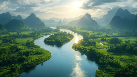 河流蜿蜒穿过绿色田野