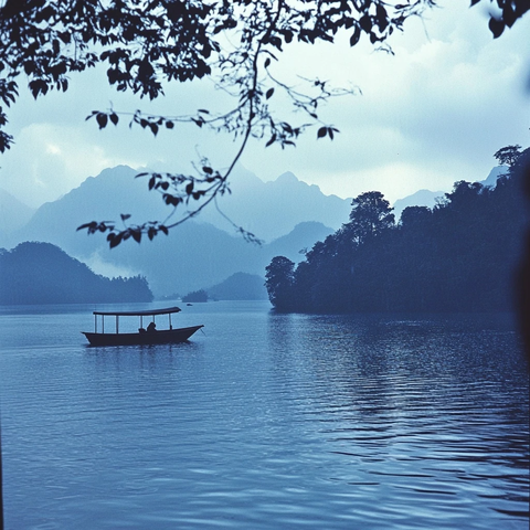 湖上轻舟雨中行