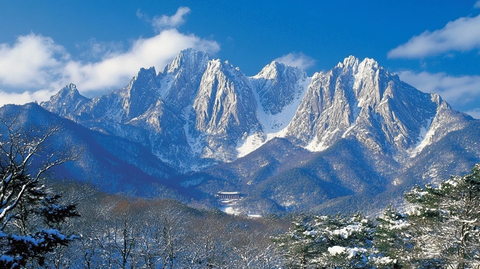 雪中寺庙与山峰
